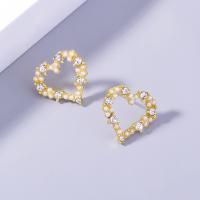 Zinc alliage strass Stud Earring, alliage de zinc, avec perle de plastique, coeur, Placage de couleur d'or, pour femme & avec strass & creux Vendu par paire