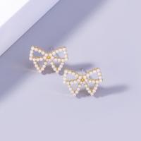 Boucle d'oreille en alliage de zinc en plastique perle, avec perle de plastique, Noeud papillon, Placage de couleur d'or, pour femme & creux Vendu par paire