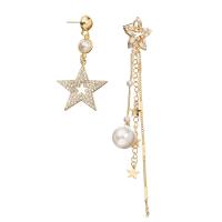 Boucles d'oreilles asymétriques, alliage de zinc, avec perle de plastique, étoile, Placage de couleur d'or, pour femme & avec strass & creux, 65mm Vendu par paire