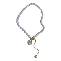 Collier de chaîne en laiton de perles d'eau douce, perle d'eau douce cultivée, avec laiton, coeur, Plaqué d'or, bijoux de mode & pavé de micro zircon & pour femme, blanc cm, Vendu par PC