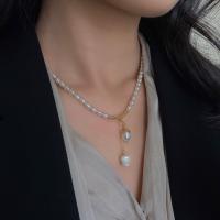 Collier de chaîne en laiton de perles d'eau douce, perle d'eau douce cultivée, avec coquille & laiton, avec 1.18 inch chaînes de rallonge, Placage de couleur d'or, pour femme, blanc, 4-5mm Environ 15.74 pouce, Vendu par PC