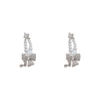 Boucle d'oreille en alliage de zinc en plastique perle, avec perle de plastique, Noeud papillon, plaqué de couleur d'argent de bonne qualité, bijoux de mode & pavé de micro zircon & pour femme, argent Vendu par paire