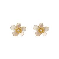 Shell Earring eau douce, laiton, avec coquille, fleur, Plaqué d'or 14K, pavé de micro zircon & pour femme, blanc Vendu par paire