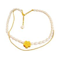 Collier de chaîne en laiton de perles d'eau douce, avec perle d'eau douce cultivée, fleur, Plaqué d'or 18K, Double couche & styles différents pour le choix & pour femme, plus de couleurs à choisir Vendu par PC