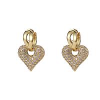 Huggie Hoop Drop Earring, laiton, coeur, Plaqué or 18K, pavé de micro zircon & pour femme Vendu par paire