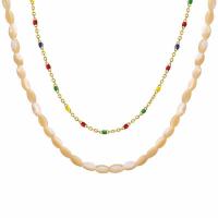 Collier de coquillages, Acier titane, avec coquille jaune & coquille blanche, Placage de couleur d'or, styles différents pour le choix & pour femme & émail, plus de couleurs à choisir, Vendu par PC