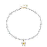 Collier de perles en plastique, alliage de zinc, avec Plastique ABS perle, fleur, Placage de couleur d'or, bijoux de mode & pour femme & émail, blanc, 20mm cm, Vendu par brin