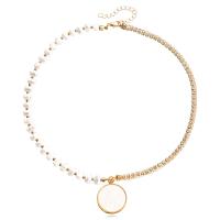 Collier de perles en plastique, alliage de zinc, avec Plastique ABS perle & Acrylique, Placage de couleur d'or, bijoux de mode & pavé de micro zircon & pour femme, deux couleurs différentes, 30mm cm, Vendu par brin