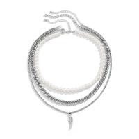 Collier de mode Multi couche, fer, avec Pendentif en alliage de zinc & perle de plastique, avec 2.7inch chaînes de rallonge, forme de plume, Placage de couleur argentée, trois couches & pour homme Environ 15.7 pouce, Environ 17.7 pouce, Vendu par PC