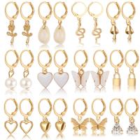 alliage de zinc Boucles d'oreilles, avec perle de plastique, Placage de couleur d'or, 12 pièces & bijoux de mode & pour femme & avec strass, Vendu par fixé