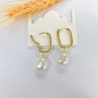 Huggie Hoop Drop Earring, laiton, avec perle de plastique, Plaqué d'or, pour femme, Or, 40mm, Vendu par paire