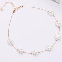 Collier de perles en plastique, laiton, avec Plastique ABS perle, avec 1.97 chaînes de rallonge, Plaqué d'or 14K, pour femme, blanc .96 pouce, Vendu par PC