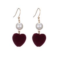 Boucle d'oreille en alliage de zinc en plastique perle, avec velours de coton & perle de plastique, coeur, Placage de couleur d'or, bijoux de mode & pour femme, rouge, 55mm, Vendu par paire