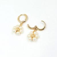 Huggie Hoop Drop Earring, Латунь, с Пластиковая жемчужина, Форма цветка, плакирован золотом, Милые & Женский, белый, 20-30mm, продается Пара