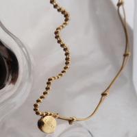 Collier de bijoux de titane, Acier titane, Plat rond, Plaqué d'or, bijoux de mode & normes différentes pour le choix & avec le motif de lettre & pour femme, Vendu par PC