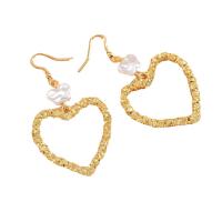 Boucle d'oreille en alliage de zinc en plastique perle, avec perle de plastique, coeur, Placage de couleur d'or, bijoux de mode & pour femme & creux Vendu par paire