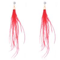 Mode boucle d'oreille plume, avec alliage de zinc, Placage de couleur d'or, pour femme & avec strass, rouge, 160mm, Vendu par paire