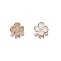 Boucles d'oreilles asymétriques, laiton, avec perle de plastique, fleur, Plaqué d'or, bijoux de mode & pavé de micro zircon & pour femme, plus de couleurs à choisir Vendu par paire