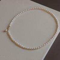 Collier de chaîne en laiton de perles d'eau douce, perle d'eau douce cultivée, avec Alliage de cuivre, 14K rempli d’or, bijoux de mode & pour femme, blanc, 4-5mm Environ 40 cm, Vendu par PC