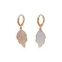 Boucles d'oreilles asymétriques, laiton, avec coquille, feuille, Placage de couleur d'or, bijoux de mode & pavé de micro zircon & pour femme Vendu par paire