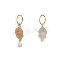 Boucles d'oreilles asymétriques, laiton, avec coquille & perle de plastique, feuille, Placage de couleur d'or, bijoux de mode & pavé de micro zircon & pour femme Vendu par paire