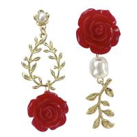 Boucles d'oreilles asymétriques, alliage de zinc, avec perle de plastique & Acrylique, fleur, Placage de couleur d'or, bijoux de mode & styles différents pour le choix & pour femme, plus de couleurs à choisir Vendu par paire