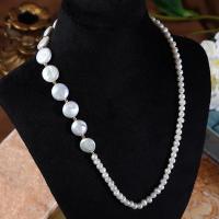 Collier de chaîne en laiton de perles d'eau douce, perle d'eau douce cultivée, avec laiton, Plat rond, Plaqué or 18K, bijoux de mode & pour femme, blanc, 4-5mm,11-12mm Environ 43 cm, Vendu par PC