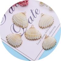 Pendentifs de coquille en laiton, avec laiton, Placage de couleur d'or, DIY, blanc, Length about 21-27mm,Hight about 25-31mm Vendu par sac