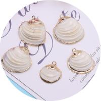 Pendentifs de coquille en laiton, avec laiton, Placage de couleur d'or, DIY, blanc, Length about 15-17mm Vendu par sac