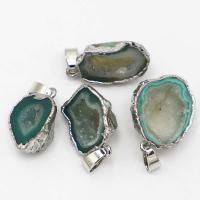 Agate Pendants de Quartz , agate quartz de glace, avec laiton, Irrégulière, Placage de couleur argentée, DIY, vert, Length 15-25mm,Width 10-20mm,Hight 5-15mm, Vendu par PC