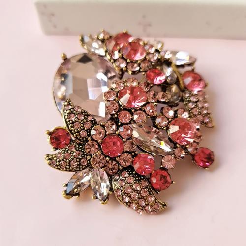 Broche de diamantes de imitación de la aleación de Zinc, Flor, chapado en color dorado, Joyería & para mujer & con diamantes de imitación, más colores para la opción, 53x66mm, Vendido por UD[