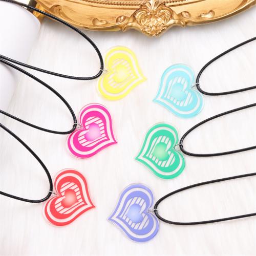 Collier acrylique, avec cordon en cuir, avec 5cm chaînes de rallonge, coeur, impression, bijoux de mode & pour femme, plus de couleurs à choisir Environ 40-45 cm, Vendu par PC