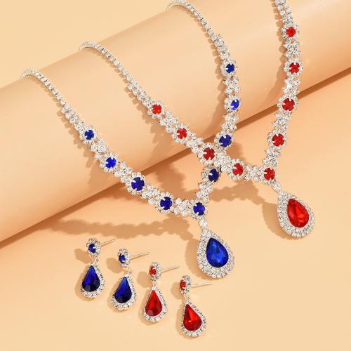 Rhinestone en alliage de zinc bijoux , Boucle d’oreille stud & collier, 2 pièces & bijoux de mode & pour femme & avec strass, plus de couleurs à choisir, Vendu par fixé