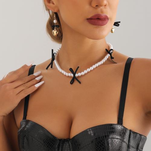 ensembles de bijoux de mode en alliage zinc, alliage de zinc, boucle d'oreille & collier, avec perle de plastique, Placage de couleur d'or, styles différents pour le choix & pour femme, plus de couleurs à choisir, Vendu par PC