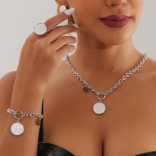 ensembles de bijoux de mode en alliage zinc, alliage de zinc, bague, anneau & Bracelet & boucle d'oreille & collier, avec coquille blanche, Rond, Placage de couleur argentée, styles différents pour le choix & pour femme, plus de couleurs à choisir, Vendu par PC