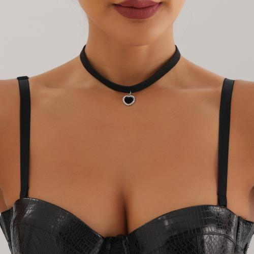 collier de Stras en alliage Zinc, alliage de zinc, avec Velveteen, coeur, Placage de couleur argentée, pour femme & avec strass, noire, Vendu par PC[