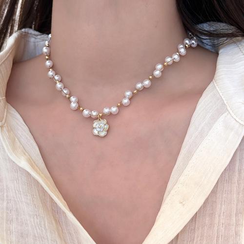 Collier de perles en plastique, laiton, avec perle de plastique, fleur, Placage de couleur d'or, pour femme & émail, blanc cm, Vendu par PC