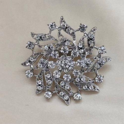 Strass Zink Legierung Brosche, Zinklegierung, plattiert, unisex & mit Strass, Silberfarbe, 53x53mm, verkauft von PC[