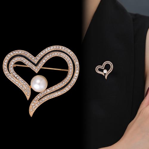 Rhinestone Zinc Alloy Brooch, with Plastic Pearl, Heart, gold color plated, fashion jewelry & enamel & with rhinestone, golden 