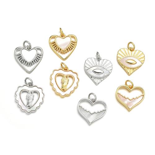 Pendentifs de coeur en laiton, avec coquille, Placage, DIY & styles différents pour le choix, plus de couleurs à choisir, Vendu par PC