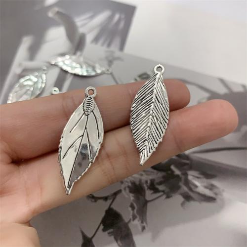 Pendentifs feuilles en alliage de zinc , Plaqué de couleur d'argent, DIY Vendu par sac