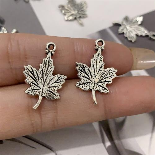 Pendentifs feuilles en alliage de zinc , Feuille d'érable, Plaqué de couleur d'argent, DIY Vendu par sac