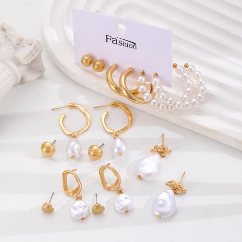 Boucle d'oreille en alliage de zinc en plastique perle, avec perle de plastique, bijoux de mode & styles différents pour le choix & pour femme, doré, Vendu par fixé