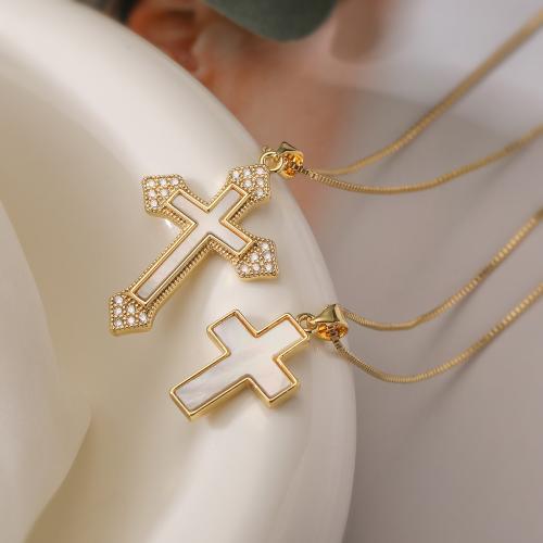 Collier en laiton cubique Zircon Micro Pave, avec coquille blanche, croix, Placage de couleur d'or, styles différents pour le choix & pavé de micro zircon & pour femme, plus de couleurs à choisir, Vendu par PC