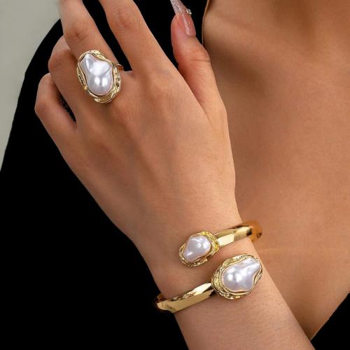 Sistemas del regalo de la joyería, fundición, brazale & anillo de dedo, con Perlas plásticas, chapado en color dorado, Ajustable & para mujer, Vendido por Set