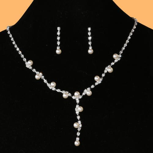 Rhinestone en alliage de zinc bijoux , boucle d'oreille & collier, avec perle de plastique, Placage, pour femme & avec strass, blanc, Vendu par fixé