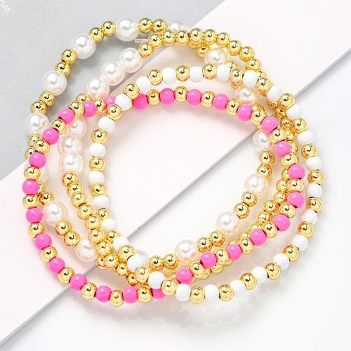 Bracelets en laiton, avec Seedbead & perle de plastique, Placage de couleur d'or, styles différents pour le choix & pour femme, plus de couleurs à choisir, Vendu par PC