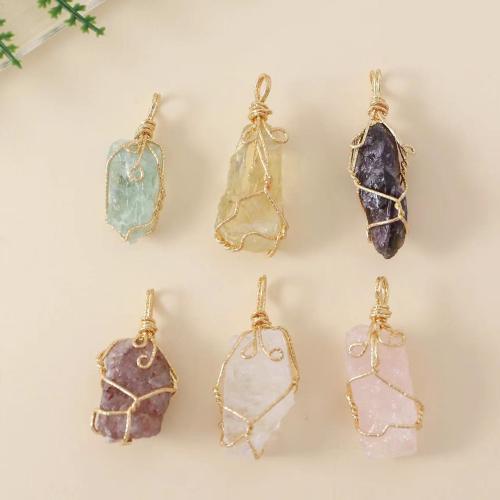 Gemstone Pendantifs en laiton, Cristal naturel, avec Fluorine & laiton, Irrégulière, Placage de couleur d'or, DIY, plus de couleurs à choisir, length about 25-30mm,width about 10-15mm, Vendu par PC