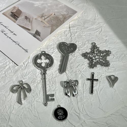 Bijoux pendentifs en Zinc alliage , alliage de zinc, Placage de couleur argentée, DIY & styles différents pour le choix & avec strass, plus de couleurs à choisir, Vendu par PC