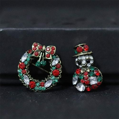 Broche de bijoux de Noël, alliage de zinc, Placage, 2 pièces & Conception de Noël & pour femme & avec strass, couleurs mélangées, The wreath is 2.7cm*2.5cm, and the snowman is 2.6cm*1.7cm, Vendu par fixé